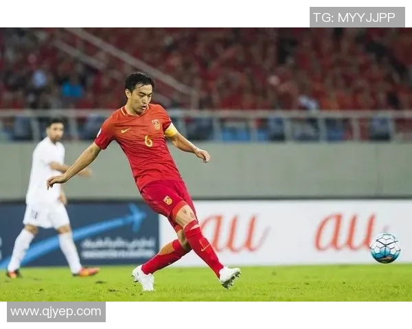 红色激情与足球梦想哪个明星在绿茵场上钟情于红色球衣