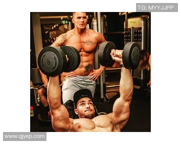 全面提升胸肌力量的哑铃锻炼图解与技巧分享