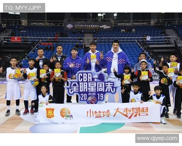 小孩打篮球追逐明星梦想培养运动热情与团队精神